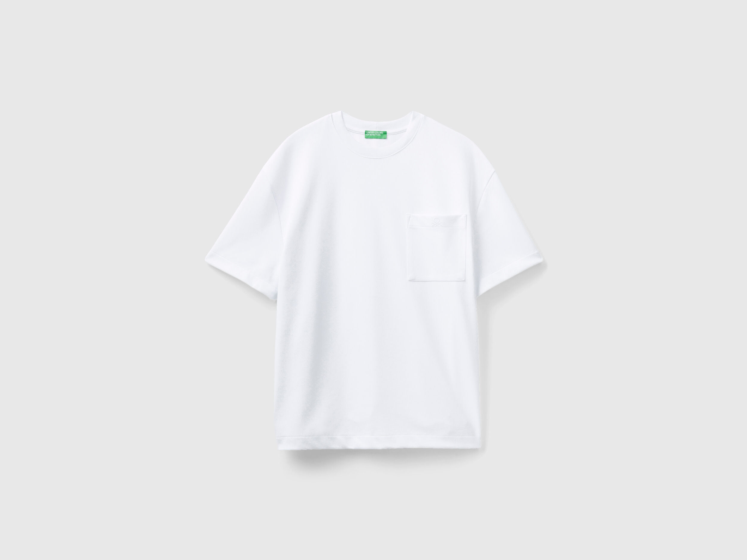 Camiseta blanca con bolsillo 2025