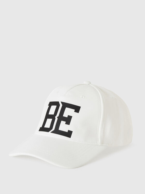 Gorra blanca con estampado "BE"