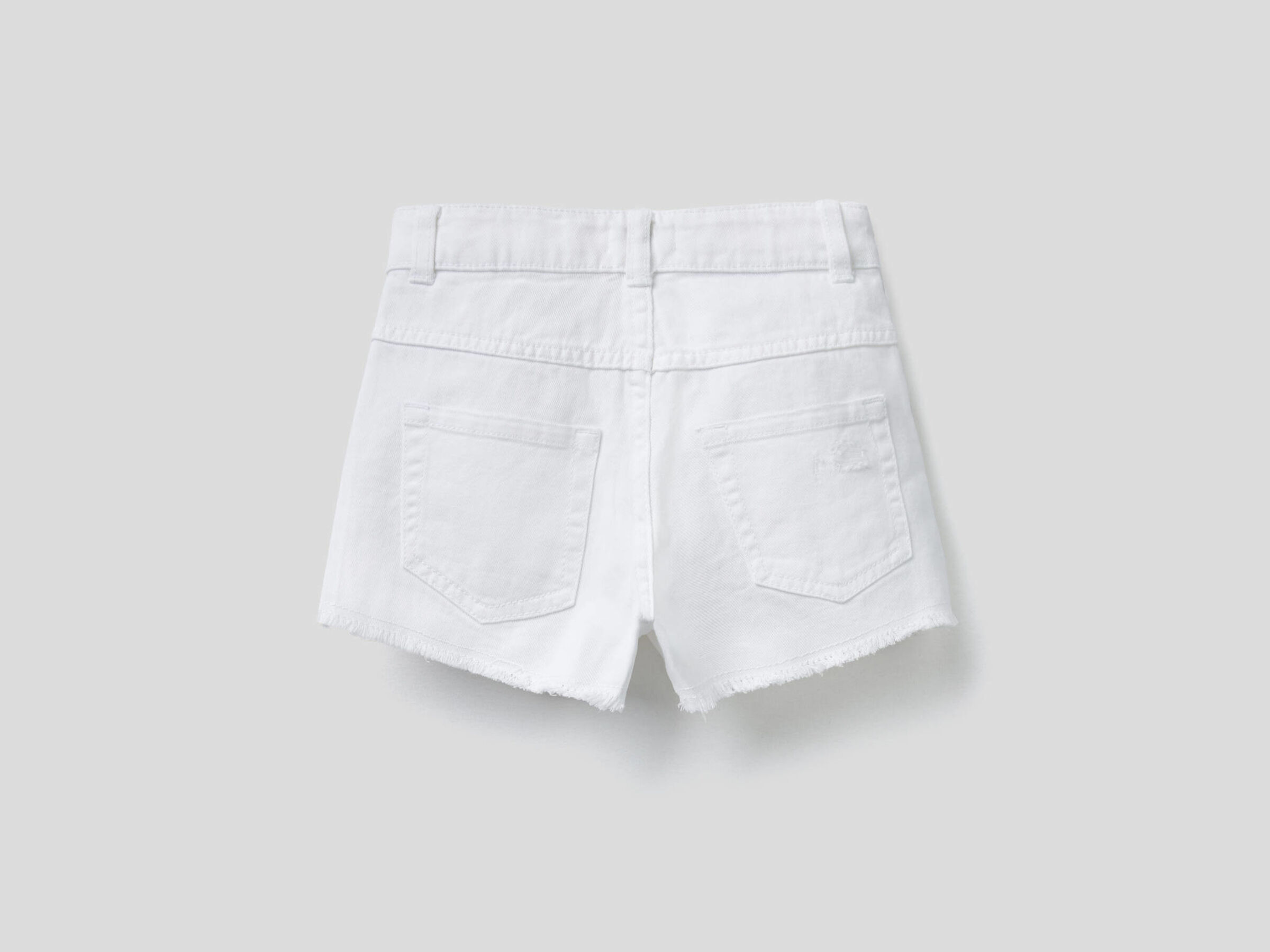 Pantalón corto con aspecto desgastado image number null