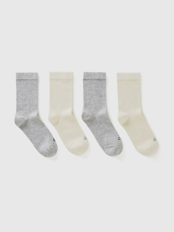 Cuatro pares de calcetines blancos y grises Niño
