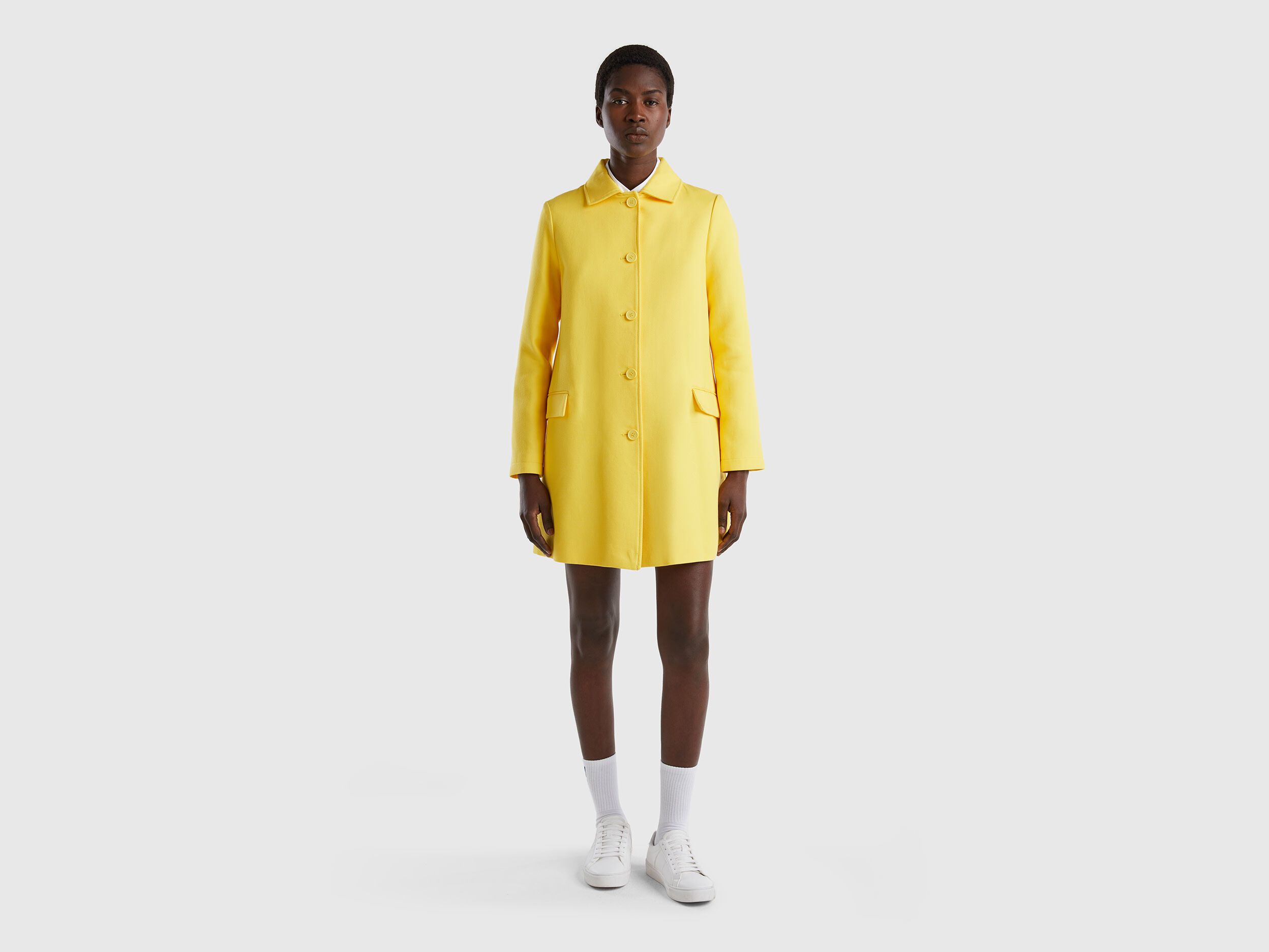 Abrigo amarillo 2025