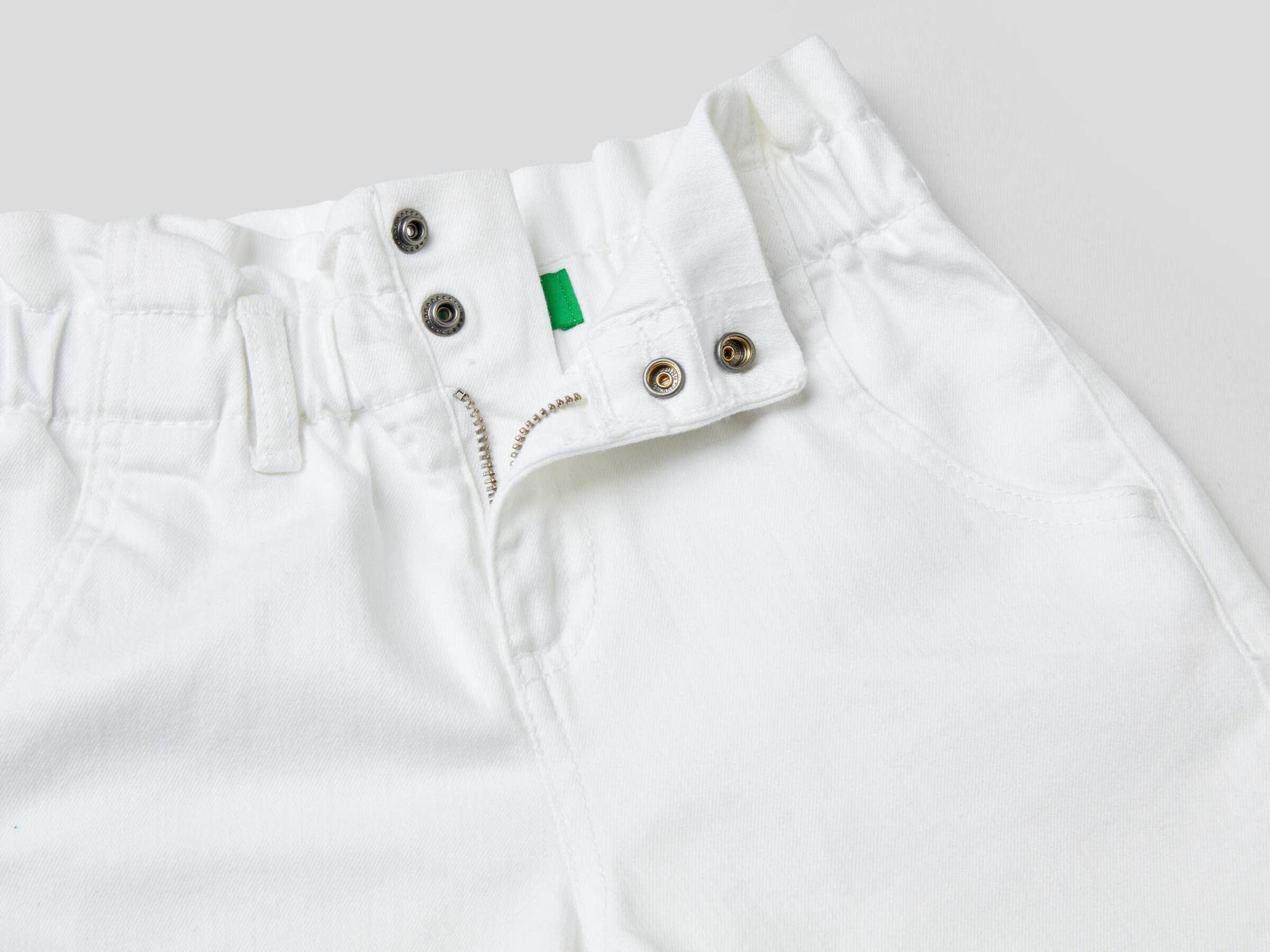 Pantalón corto paperbag en denim teñido elástico image number null