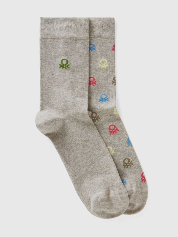 Dos pares de calcetines largos con logotipos