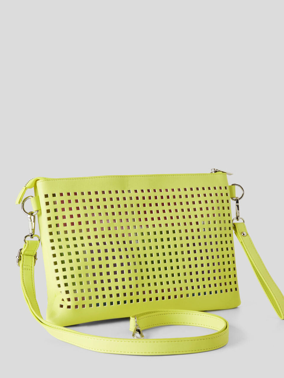 Bolso perforado con clutch extraíble image number 2