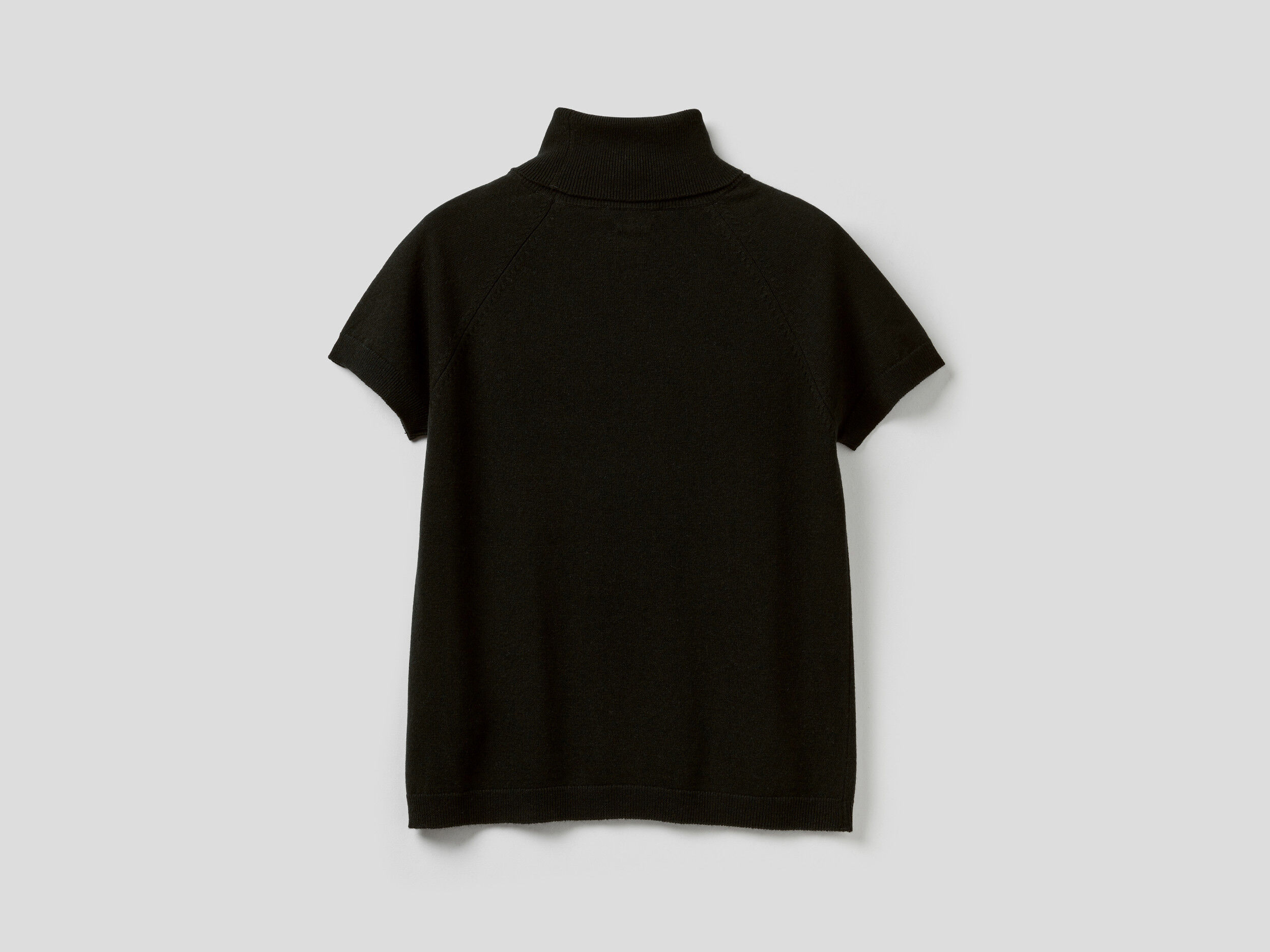 Sueter negro manga sale corta