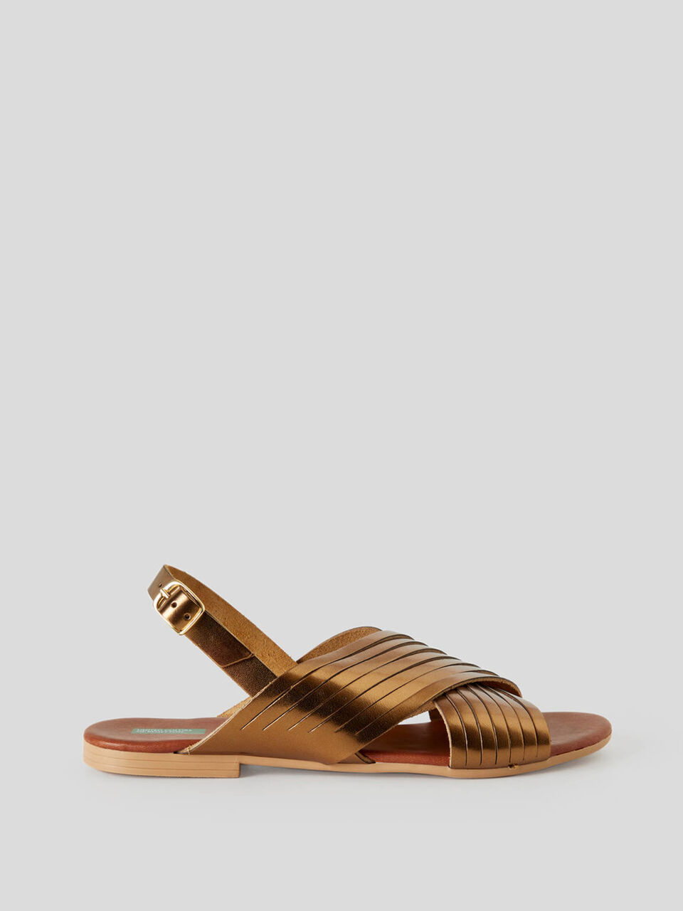 Sandalias planas cruzadas image number 1