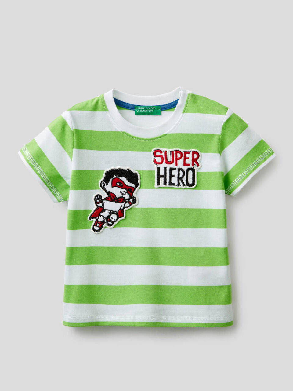 Camiseta de rayas con parche image number 1