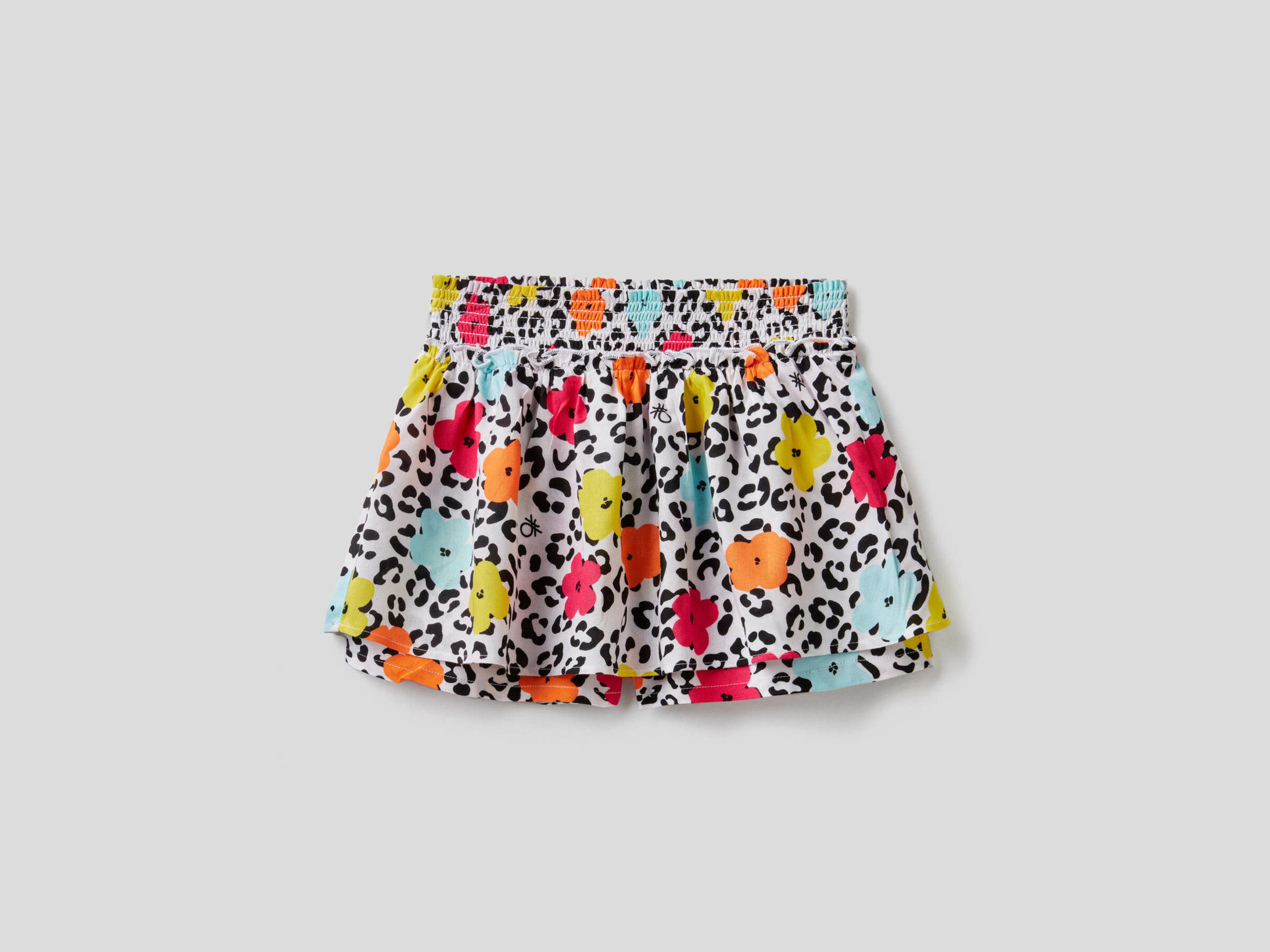 Pantalón corto estampado con maxivolante image number null