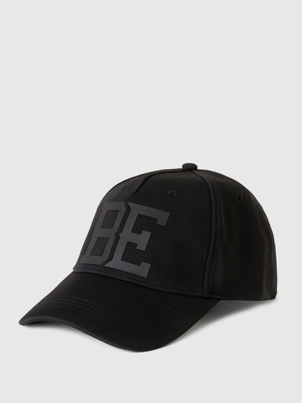 Gorra negra con estampado "BE"