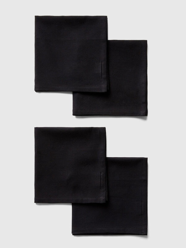 Cuatro servilletas negras