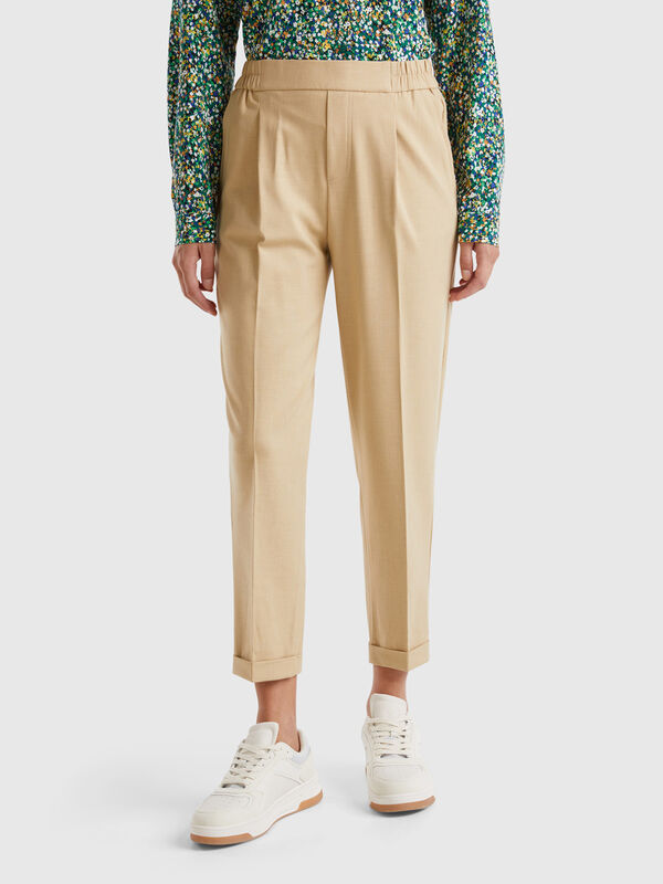 Pantalón con vuelta en mezcla de viscosa elástica Pantalón con vuelta en mezcla de viscosa elástica Mujer