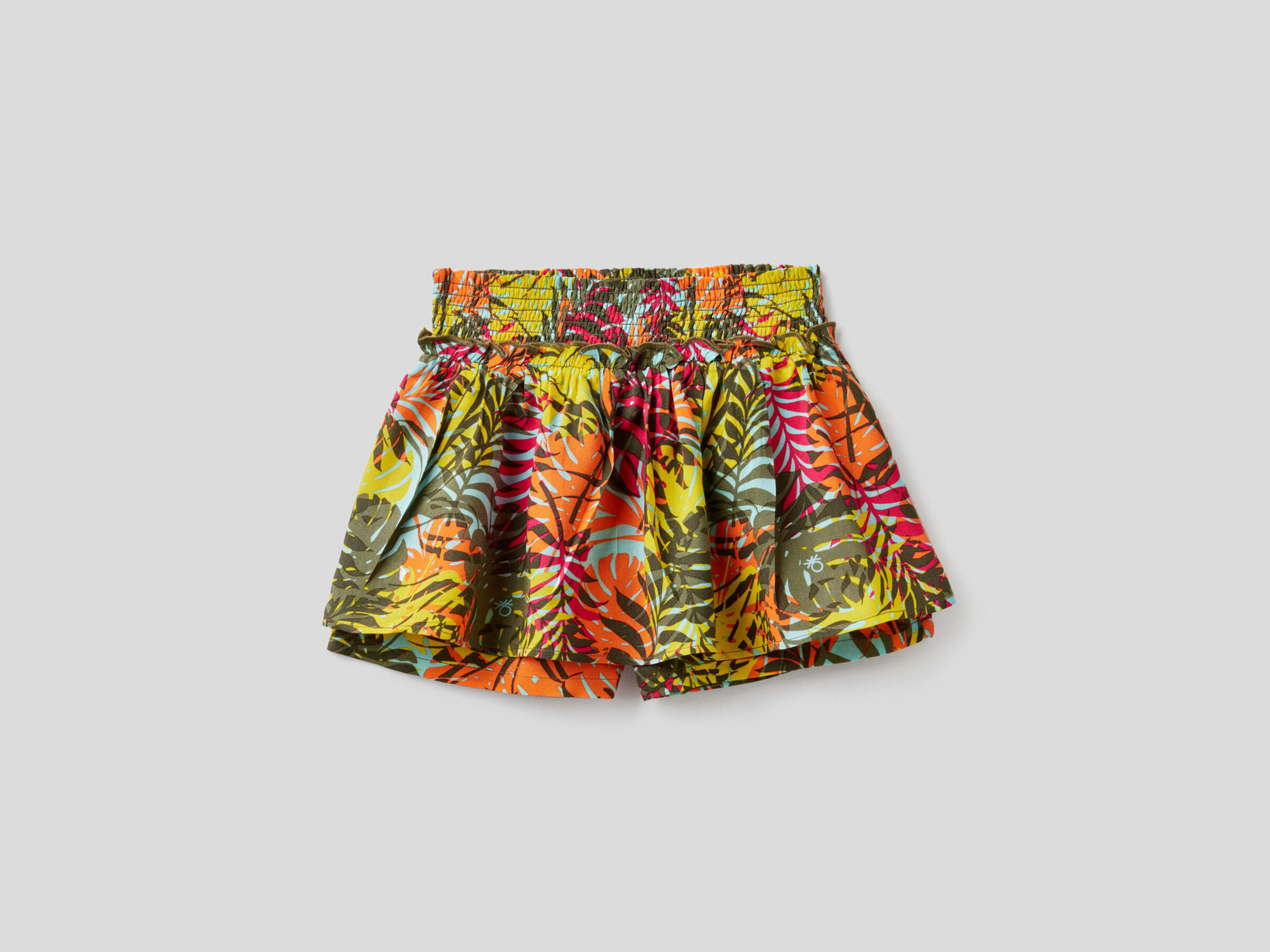 Pantalón corto estampado con maxivolante image number null