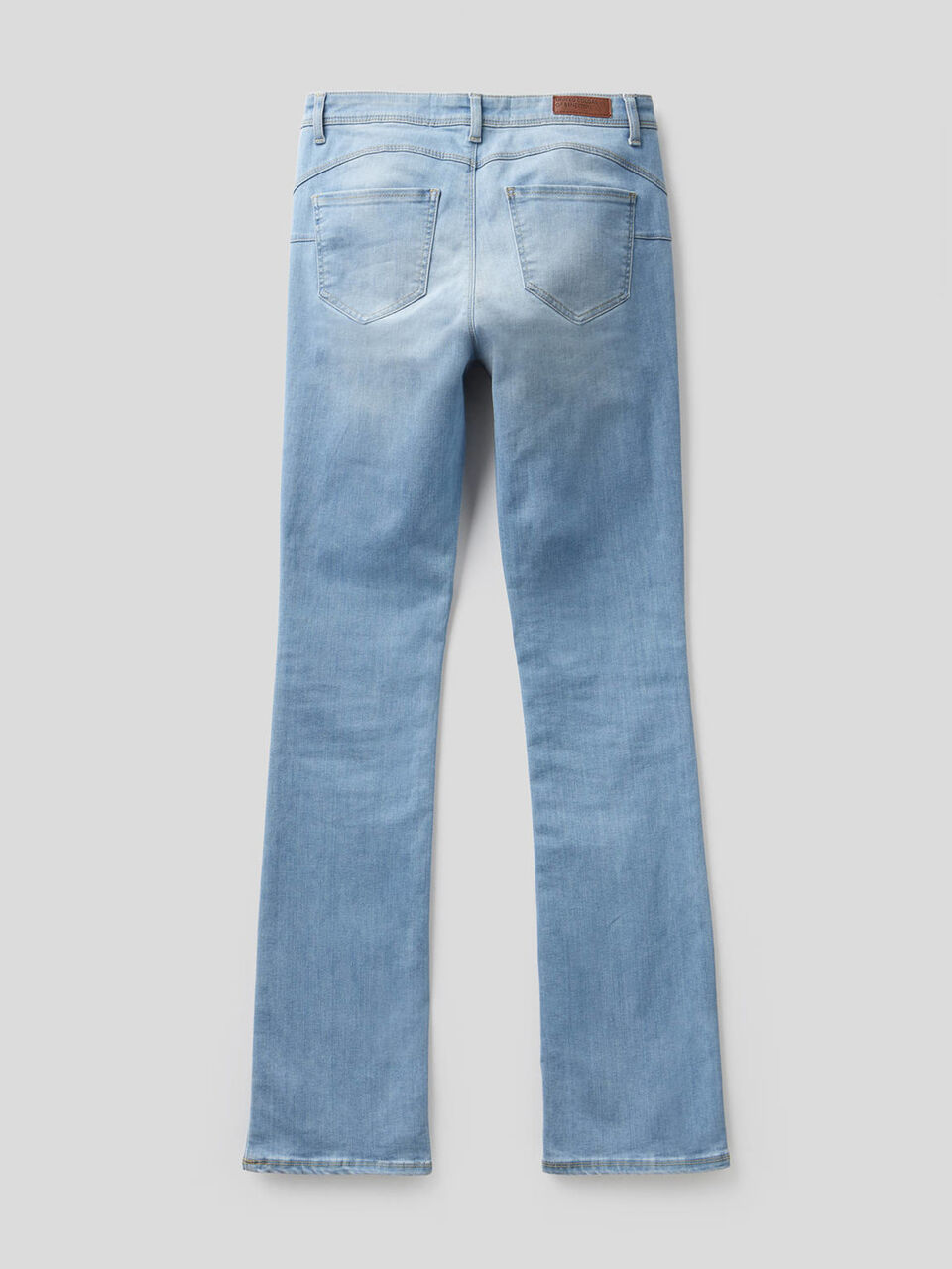 Vaqueros push-up de corte bootcut image number 2