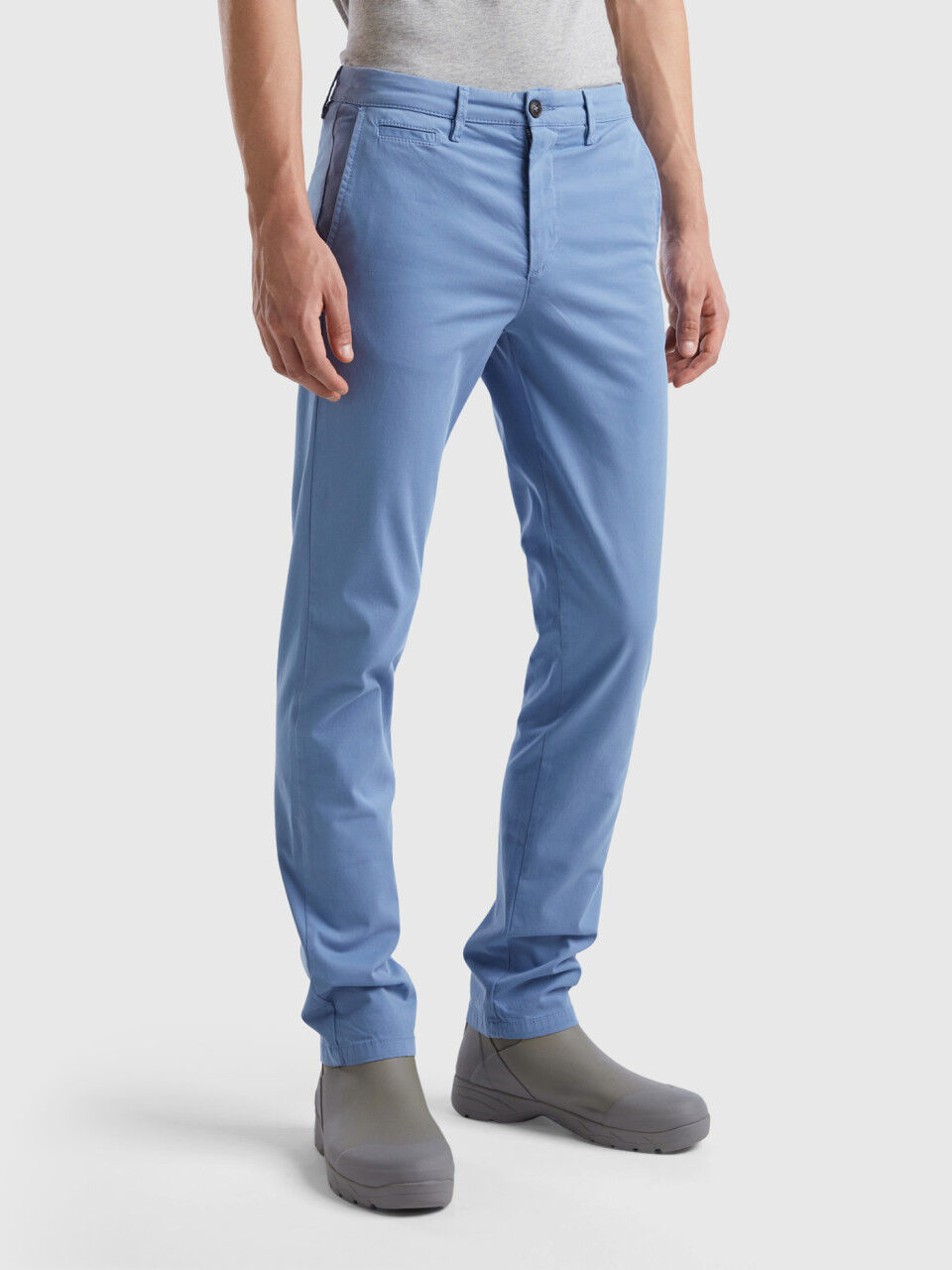 Pantalon chino celeste hombre best sale