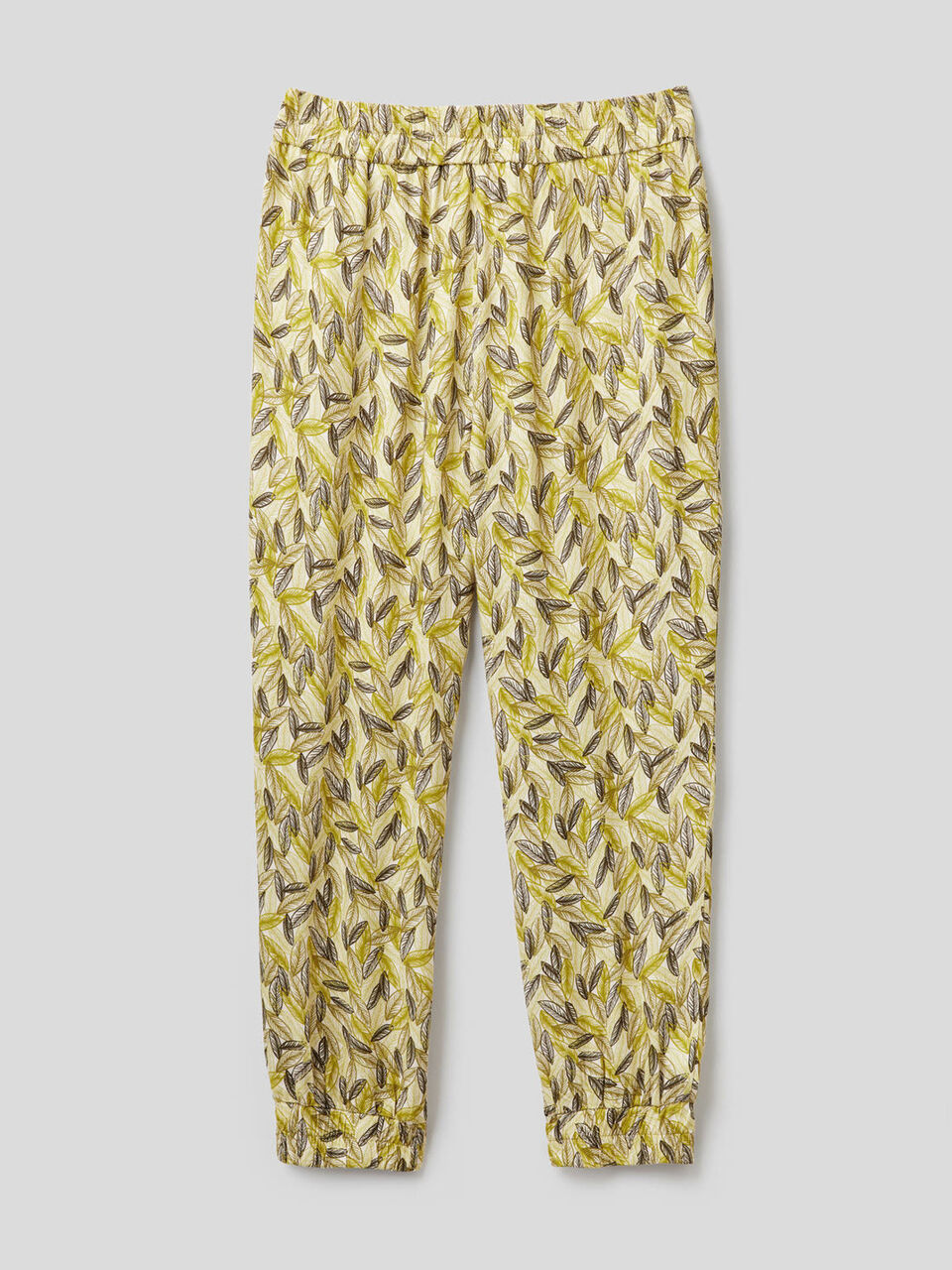 Pantalón fluido con estampado botánico image number null