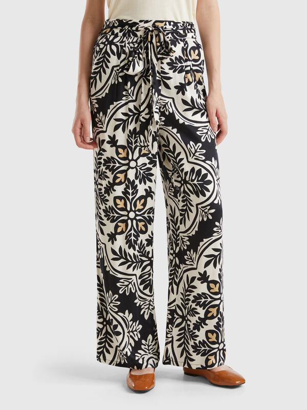 Pantalón fluido de flores Pantalón fluido de flores Mujer