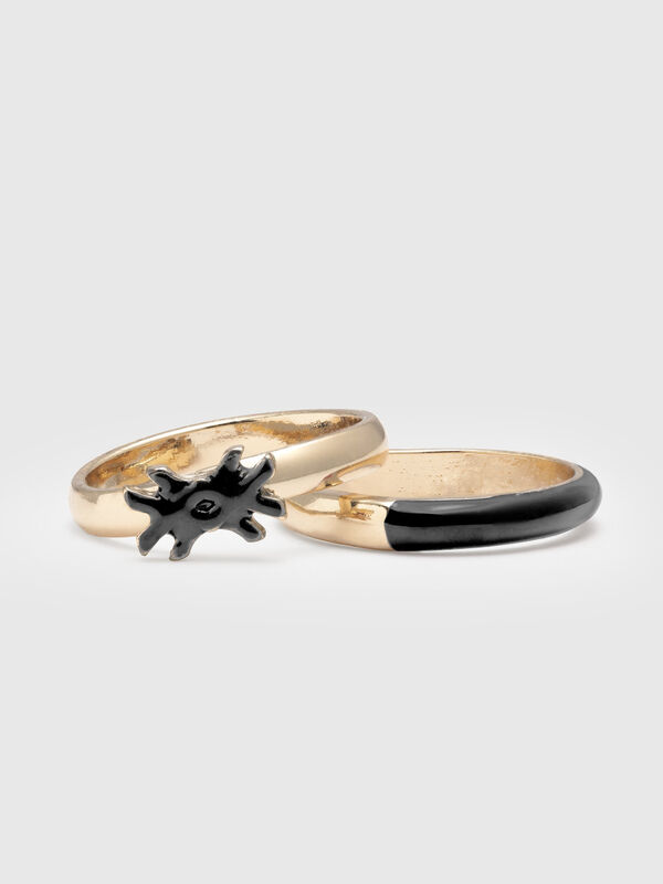 Dos anillos con detalles esmaltados negros Mujer
