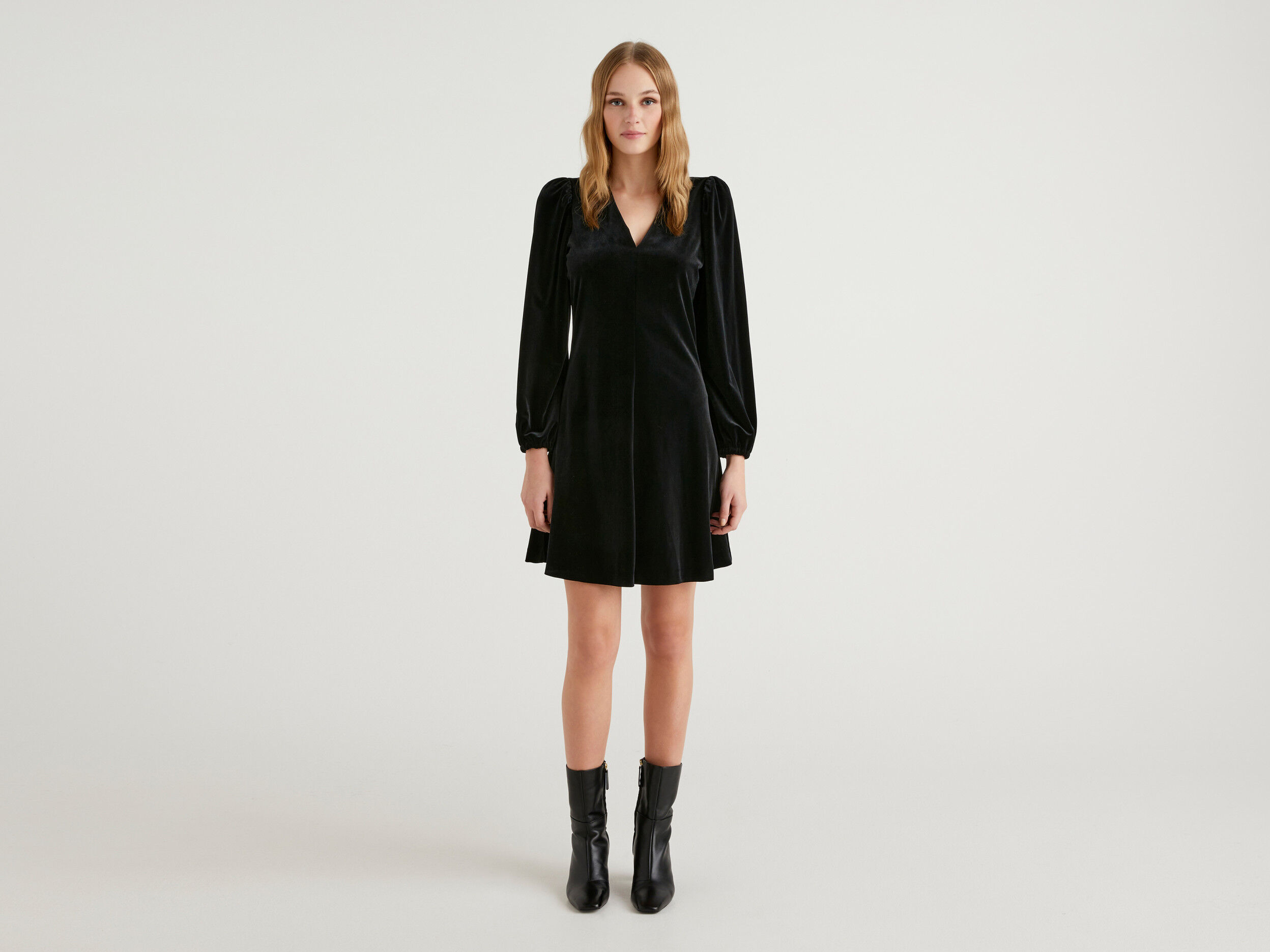 Vestido corto de terciopelo liso Negro Benetton
