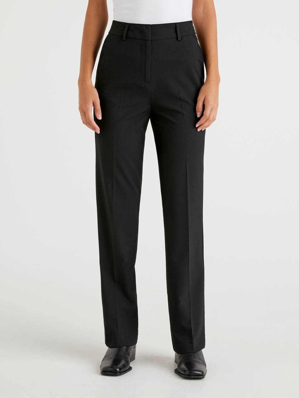 Pantalones clásicos en color negro con pernera recta y cinturilla elástica.  Tallas 44 a 64